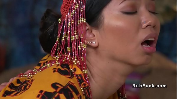 Vuốt ve và nhún cùng con cặc của anh