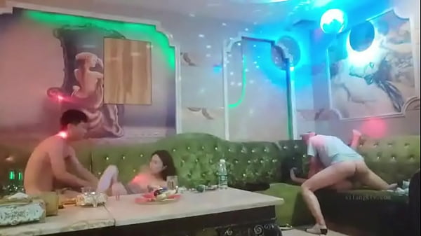 Động bàn tơ trong quán hát