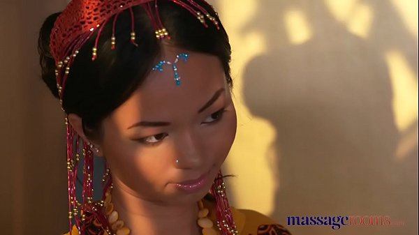 Hứng thú với con cặc của khách massage