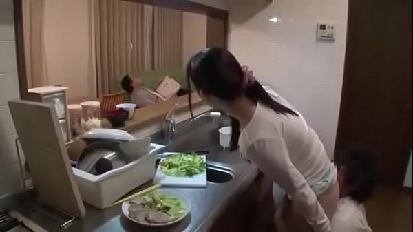 Lén địt chị dâu khi đang nấu ăn