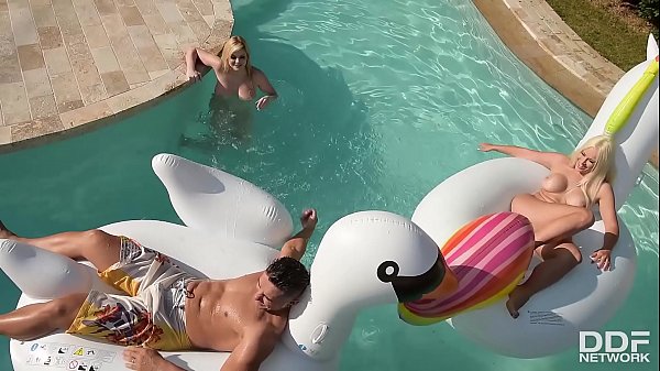 Threesome ngoài bể bơi