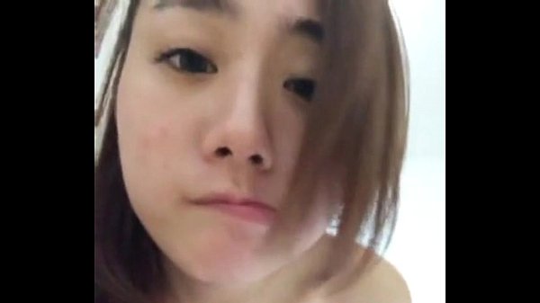 Vú to khoe hàng với cam điện thoại