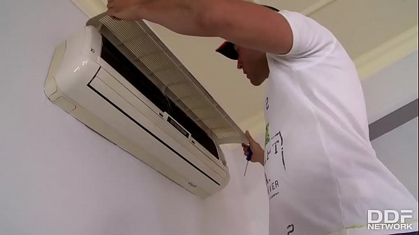 Những cô gái gợi cảm gạ tình anh thợ sửa điều hòa