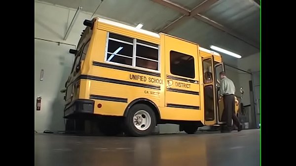 Bị đụ trên xe bus trên đường về nhà em gái vui vẻ tận hưởng niềm vui