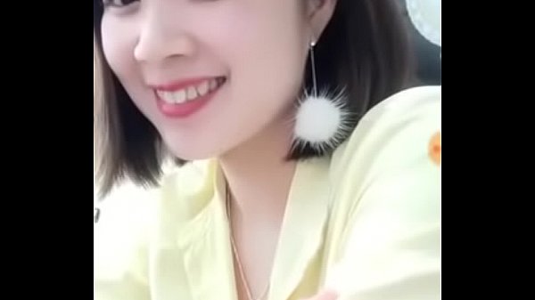 Em nhân viên lộ vú