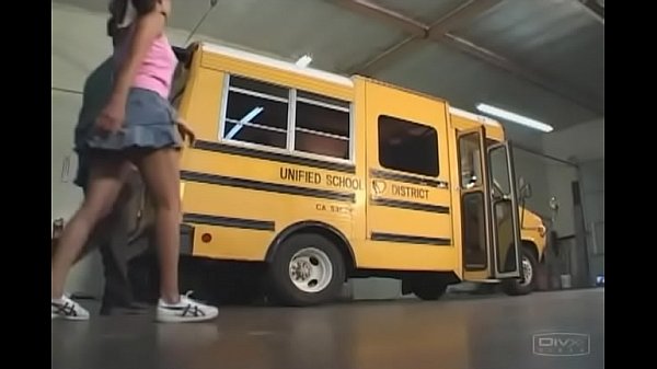 Em nữ sinh được tên tài xế xe bus húp trên xe