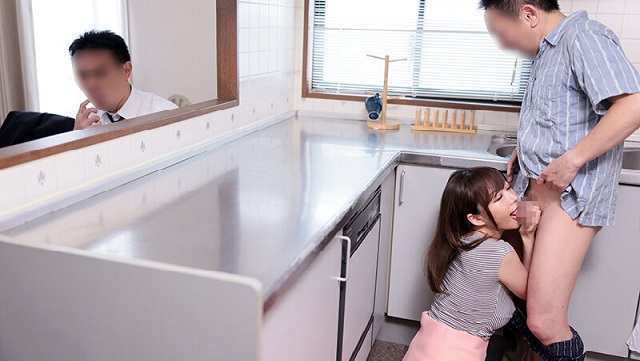 Bố chồng bị cô con dâu cám dỗ trước mặt con trai