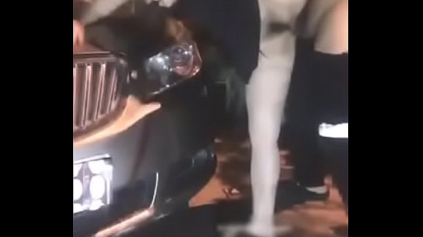Đại gia lái xe hơi chơi đĩ công khai trên đường