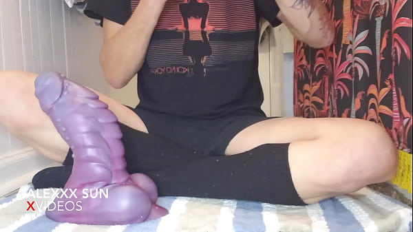 Cậu thanh niên trẻ có sở thích nhét sextoy vào đít