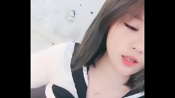 Em nữ sinh mới lớn đã biết móc lồn chảy cả nước dâm thủy