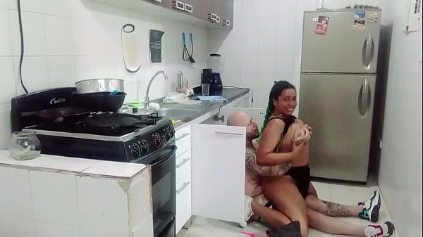 Đang sửa bếp mà chị chủ nhà dâm đãng cởi đồ gạ chịch sung sướng