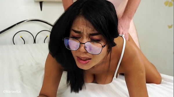 Em sinh viên kính cận mặt dâm làm sugar baby địt với daddy mỗi tuần