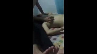 Lần lượt địt trộm nhỏ bạn thân say rượu bím khít