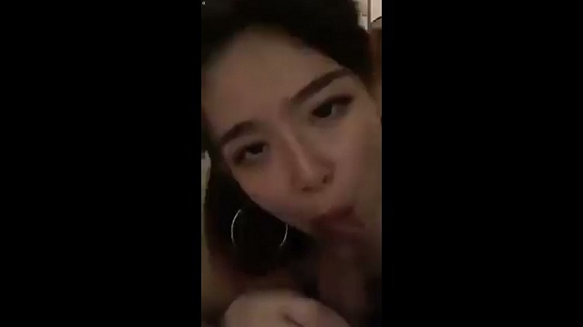 Cô vợ mặt dâm xinh đẹp BJ mút đầu khấc của chồng