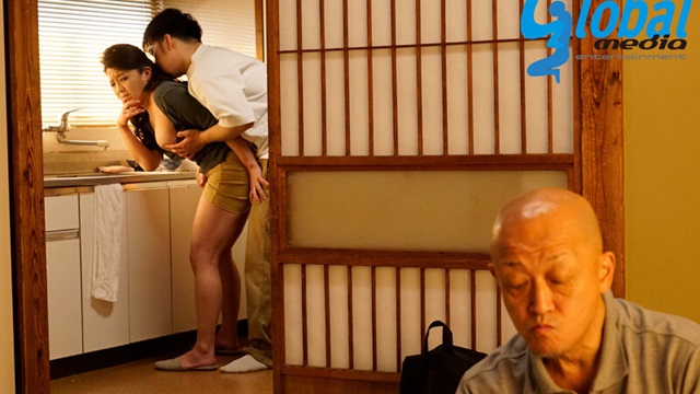 Bà mẹ U40 dáng ngon lén lút vụng trộm với con trai sau lưng bố