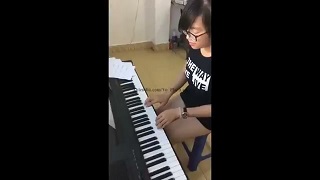 Em sinh viên vừa đánh đàn vừa địt nhau với bạn trai